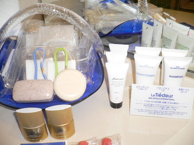 スタンダードとデラックスの違いはこの沢山のアメニティー＋バスローブ<br /><br />ちょっと嬉しかったのは「日焼け止め」があった事です。