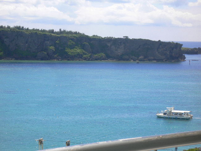 前が万座毛<br /><br />海があまりにも綺麗なので　ついバルコニーに<br />出てしまいます♪