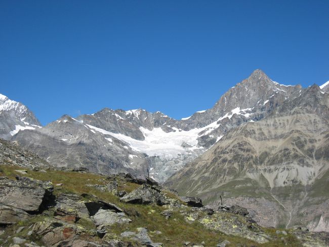 向こうには氷河も見えます。