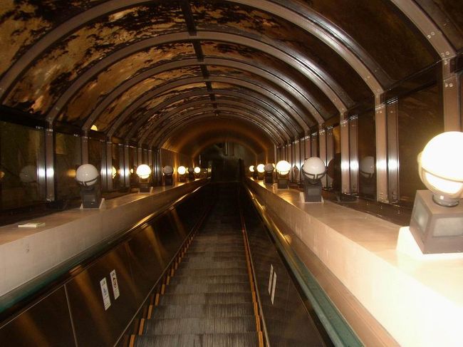 鍾乳洞の最後は、長いエスカレーターで地上へ。<br />写真は上から撮っています。