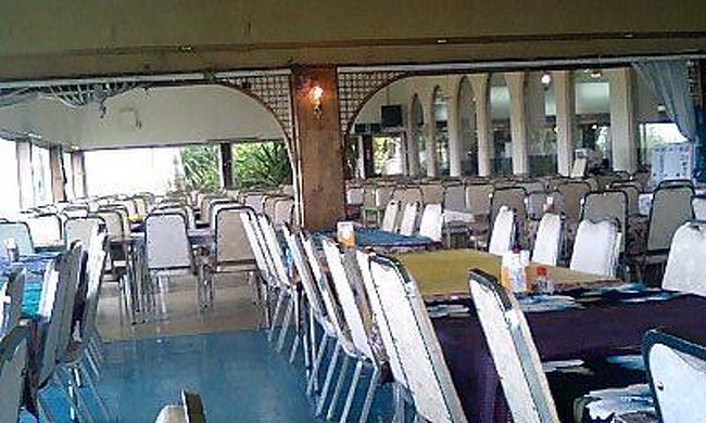 内部です。意外に広く、写真の右側にも６０席以上はあり、全部で２００席以上はありました。<br />料理は単品とバイキングがありました。<br />今は特別期間とかで1,050円でした。<br />味も種類も微妙ですが、ケーキやジュース、ソフトクリームまであって1,050円なら全くお得でした。<br />帰りも寄りたかったのですが、時間の都合でよれませんでした。残念。