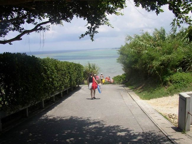 沖縄情報IMA　というサイトで見つけたビーチです。<br />前回あるのは分かっていたのですが、今回行ってきました。紹介されていた通り、浜に向かうところの別荘のような大きなお宅にビックリしました。<br />（写真左側植え込みが、そのお宅のもの）<br /><br />