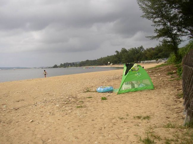 ５日目、６日目に行った、幸喜ビーチです。ウィードビーチとも書かれています。<br />ここは、結構砂浜でした。海もそこそこ綺麗で、魚がたくさん泳いでいました。岩場付近では、カクレクマノミや真っ青な熱帯魚はたくさんいて、シュノーケリングには飽きないビーチでした。<br />