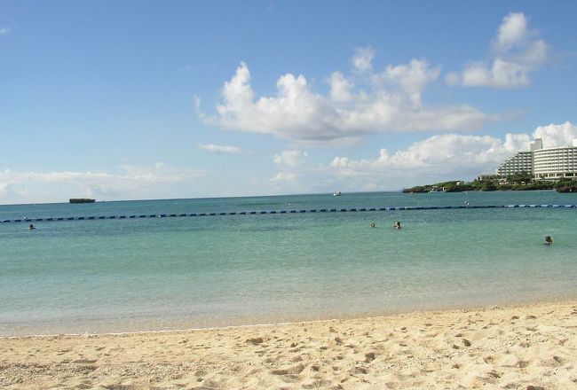 ４日目に行ったビーチです。<br />恩納村営ビーチです。<br />浜はサラ砂で、綺麗な浜でした。海も防御ネットがあって安心でした。<br />海水客も少なく、３,４組程度で貸切のような海でした。<br />防御ネットも割と浜から遠く、水深３メートル程度のところなので、とても広々していました。