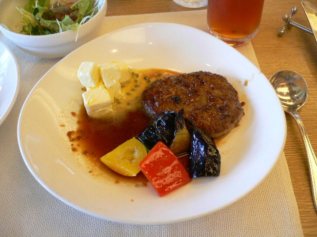 ハンバーグ　是非　食べてみて、、、と言われ<br />その場で焼いてくれました。<br /><br />こちらのレストランあまり期待せずに行ったのですが、どのお料理も　めちゃうま♪<br />夕食も食べに行けばよかったと思うほどでした。<br /><br />　　　　