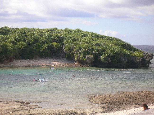 今回の旅行のメインはお手軽シュノーケリング♪<br />　　　　〜熱帯魚を探す旅〜<br /><br />海には10人くらいの人がいました。<br />「わ」ナンバーはいません。<br /><br />監視員もいないので　自己責任で　泳ぎます。<br /><br />潮の流れが結構早いので　注意しながら<br />入ります。<br /><br />ここは某ツアーがビーチエントリーでシュノーケリングに連れてくるポイントなんですう、、、。<br /><br />