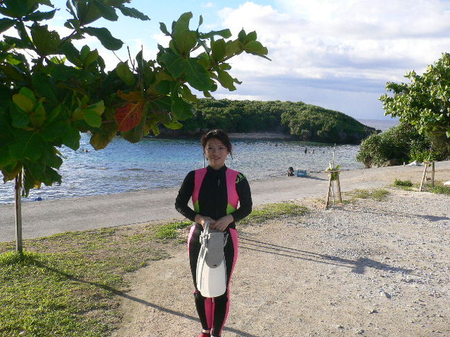 ウェットを着ていれば　怪我や擦り傷もなく<br />オマケに体が浮きます。<br /><br />透明度抜群のポイントで、　熱帯魚が見れて　満足〜♪<br /><br />