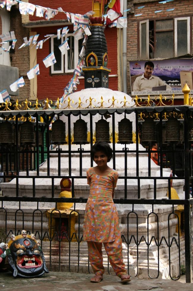 タメル地区/Thamel<br />ストゥーパと少女