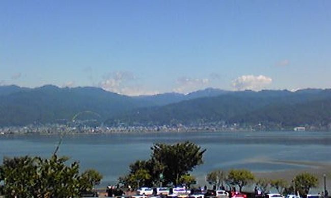 【諏訪湖】<br /><br />中央自動車道で松本に行く途中、諏訪湖のサービスエリアに寄りました。<br /><br />上り線の方が諏訪湖に近いけど、下り線でも上り線と比べやや高い位置に存在しているため、諏訪湖を眺めることができます。<br /><br />このサービスエリアは温泉がある事が有名ですね。<br /><br />前日（2008.8.15）は諏訪湖祭湖上花火大会がありました。<br />