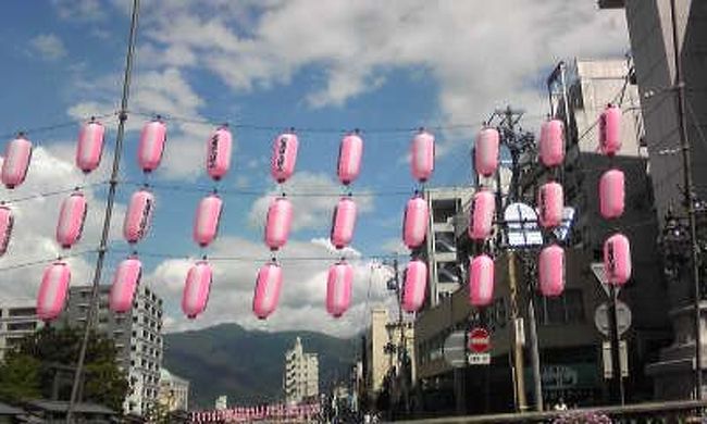 ちょうちん。<br /><br />ちょうちんには「松本ぼんぼん」と書かれてあります。<br />松本ぼんぼんは毎年8月の第一土曜日に松本駅東側から松本城にかけて広がる中心街で行われる県下最大級の夏祭りです。<br /><br />その名残りのちょうちんなのか、松本城公園でも「お城盆踊り」が8/14〜16まであったので、それのためなのか。<br /><br />風にふかれていい感じで揺れてました♪