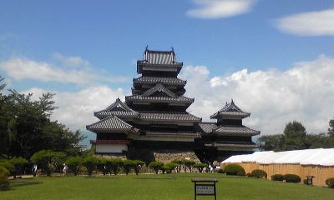 【松本城】<br /><br />右：乾小天守<br />真ん中と右をつないでる櫓：渡櫓<br />真ん中：天守閣<br />左奥：辰巳附櫓<br />左手前：月見櫓<br /><br />混雑してたので右端にみえるテントで10分〜20分位待って中に入りました。<br />城の中の見学も1時間ちょっとかかりました。<br /><br />入城制限は「お客様の安全のために」ってアナウンスがあったけどホントはお城の安全のためだったりして〜( *´艸`)ムププ 