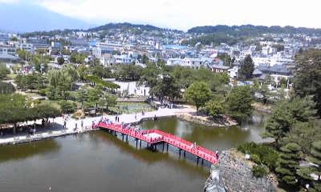 【松本城】<br /><br />天守五階から撮った風景。<br />理の橋が見えます。<br /><br />五階は重臣たちが戦いの作戦会議を開く場所と考えられています。<br />他の階に比べて天井が高く、そのために六階に登る階段だけはおどり場が設けられています。<br /><br />