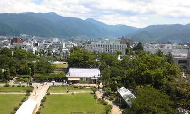 【松本城】<br /><br />天守六階（最上階）からの風景。<br /><br />東方向の風景です。
