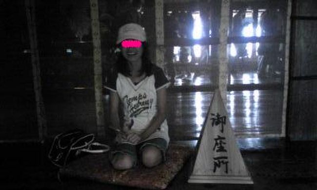 【松本城】<br /><br />天守四階にある御座の間<br /><br />書院造り風のこの部屋はいざというときには城主がいるところ（御座所）になりました。<br />天井が高く四方から光が入ります。<br />柱はすべて桧で、カンナがかけられ鴨居の上には小壁もあり、ていねいな造りになっています。<br /><br />