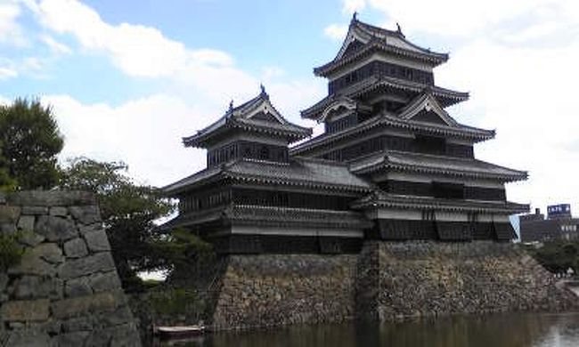 【松本城】<br /><br />理の門から出て理橋から撮った松本城です。<br /><br />戦うための黒い堅固な天守<br />左が小天守、右が天守閣<br />