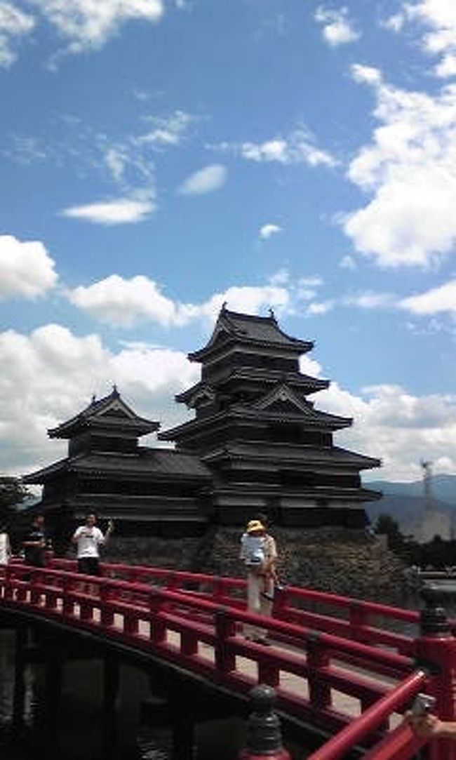 【松本城】<br /><br />理の橋と松本城<br /><br /><br />現存する日本最古の五重天守。<br />国宝のお城なのに残念な事がありました。<br /><br />所どころ、柱に落書き（名前）が書かれたり彫られたりしてました。。。<br /><br />こういう事はやめましょう。<br />