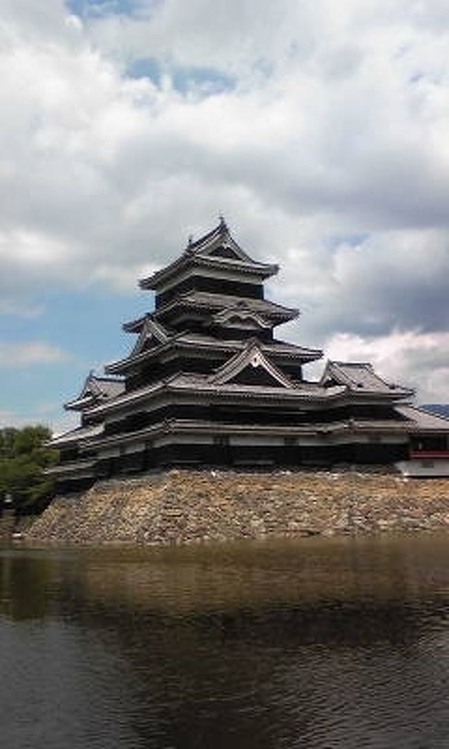 【松本城】<br />一階〜三階の説明をさらっとしたいと思います。<br /><br />天守一階はたくさんの柱があり、建材はツガ、桧、松などが使われています。<br />この階は食料や武器、弾薬の倉庫であったと考えられています。<br /><br />天守二階は特徴のある窓があります。<br />この階は窓が多く明るい階です。<br />竪格子窓が東・西・南の三方にあります。<br /><br />天守三階は窓がない暗い部屋です。<br />天守閣は五層六階でこの3階部分が外からわからないようになっています。<br />敵には秘密の階です。<br /><br />