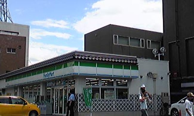 さすが松本。<br />ファミマもお城仕様です。