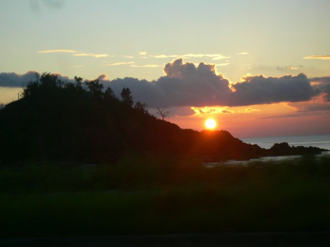 ホテルへ帰る途中。<br /><br />西海岸を走っているので　ちょうどサンセットを<br />見る事ができました。<br /><br />沖縄に来てよかった〜♪　