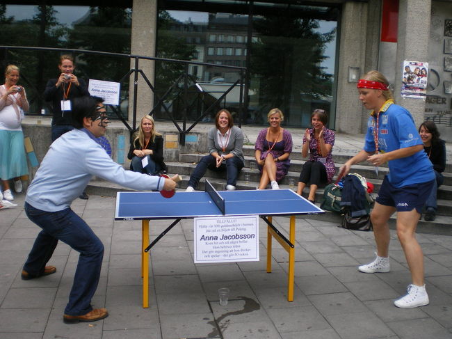 まずはストックホルムカードという、博物館や乗り物のパスのようなものを買いにInfoへ向かいます。途中、王立公園でスウェーデンの卓球女王と対決。<br /><br />残念ですが、女王の方がはるかに強かったです。（当たり前だ・・・）<br /><br />主人は帰英後Facebook（イギリス版のミクシーのようなもの）の検索で卓球女王を発見、マイミクならぬFacebook友になってもらっていました。<br />