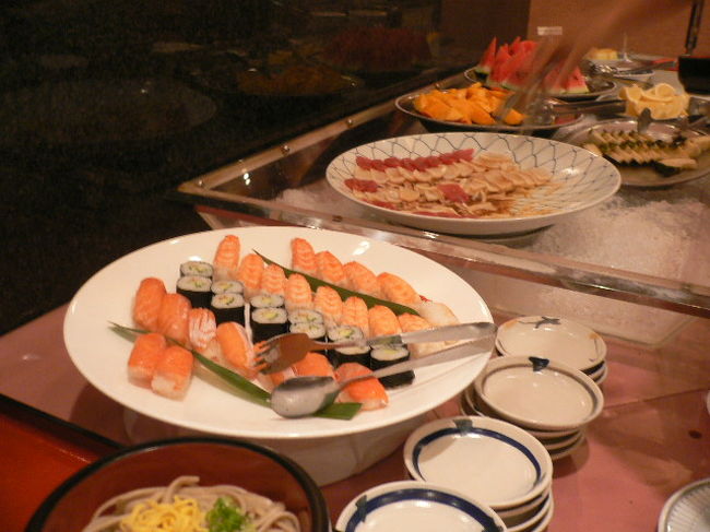 普通のお寿司もあります。<br /><br />じゅーしーのおにぎりも。