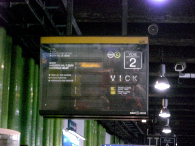 前日夜遅くまで出歩いていた疲れもあり、<br />この日は10時頃の電車でヴェルサイユへ向かいました。<br />ヴェルサイユへは、メトロのエッフェル塔の駅から<br />RERへ乗り換えます。<br />終点のヴェルサイユ・リヴ・ゴーシュ下車。