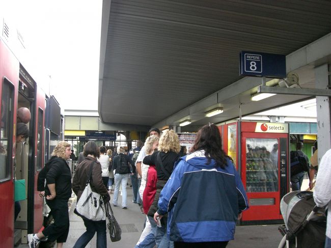 ヴェルサイユ・リヴ・ゴーシュ駅到着。<br />他にもアクセスの方法はあるみたいですが、<br />この駅が一番宮殿に近いようです。