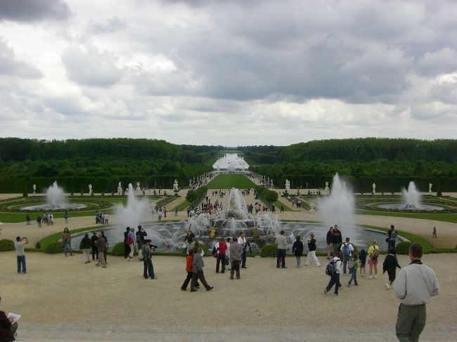 宮殿は行列だったので、庭園から見学します。<br />ちょうど噴水ショーの最中でした。