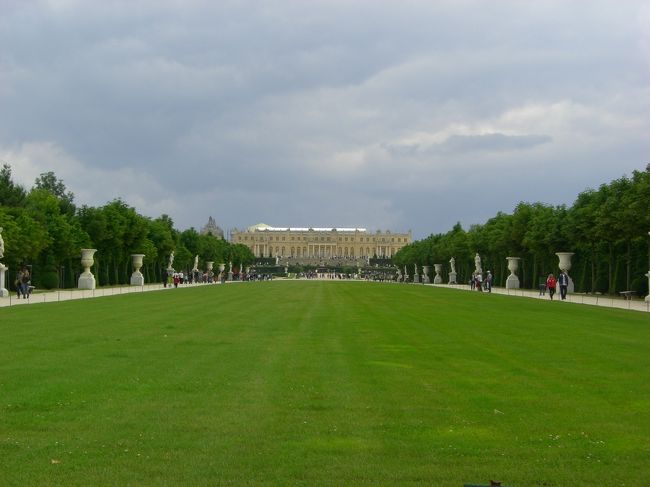 ちょうど庭園の中間くらいまで歩いてきました。<br />宮殿がもうあんなに遠くに。<br /><br />マリーアントワネットの離宮、<br />プティ・トリアノンを目指します。