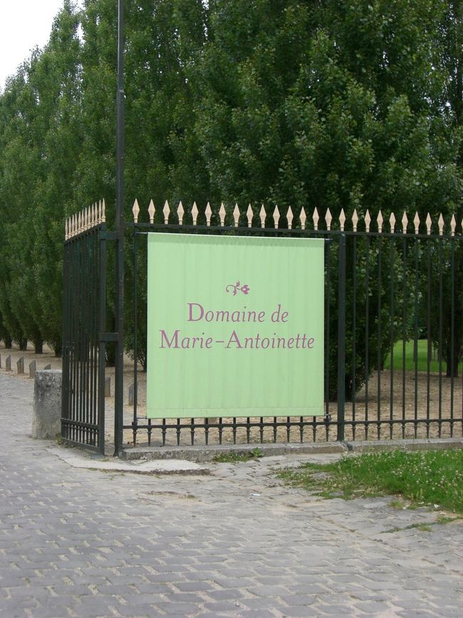 プティ・トリアノン到着。<br />宮殿からは庭園内を走るトラムも運行しています。<br />が、<br />料金が詐欺くさいので、根性で歩きました…（貧乏旅行の性）<br />だって5.5Eって…。