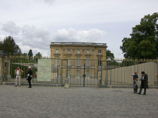 プティ・トリアノン。ミュージアムパス使用可です。<br /><br />ここはマリー・アントワネットの私的な離宮で、<br />庭園に田舎風離宮を作り、<br />ここをお気に入りの別邸としたそうです。