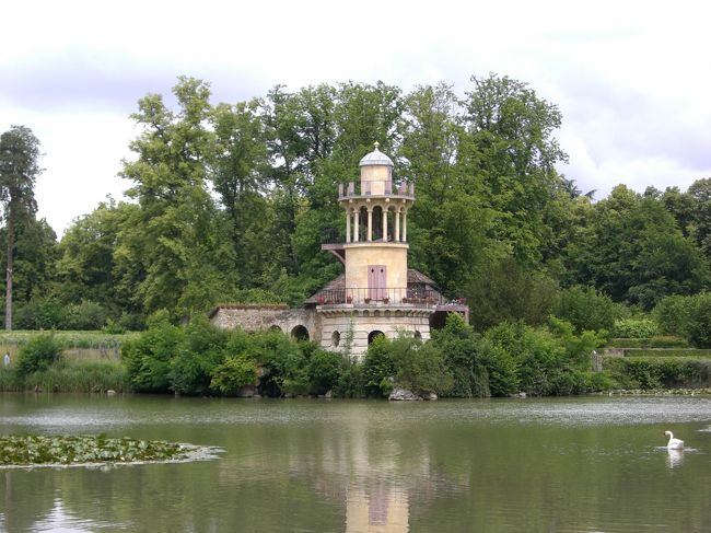 田舎家。<br /><br />当時王侯貴族の間で農村の真似事をするのが流行り、<br />王妃もそれに倣って田舎風離宮を建てたそうですが、<br />実際には土にも触れなかった、とのこと。<br />じゃあ作んなよ（笑）