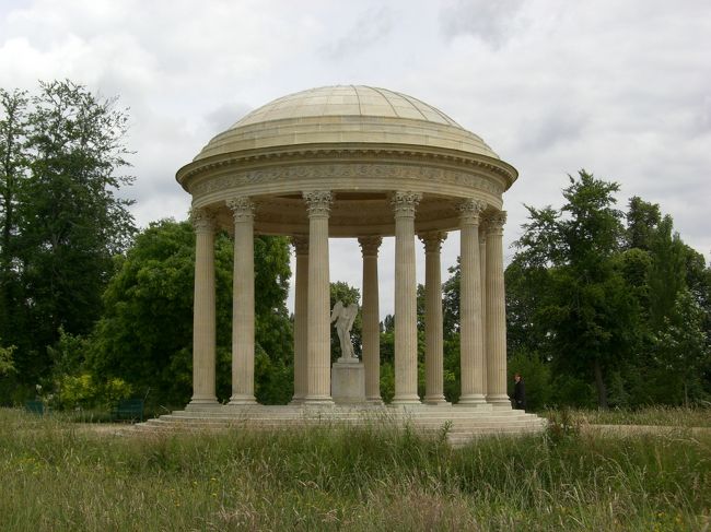 この愛の殿堂は、マリー・アントワネットが<br />愛人フェルゼンと密会したと言われているところ。<br />ベル薔薇だー！<br />高校時代夢中になって読みました。<br />へーーここがフェルゼンと密会したところねぇ。。<br />