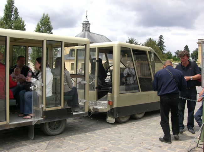 これにてプティ・トリアノンを後にします。<br />帰りは疲れたので詐欺くさいプティ・トランに乗ることに。<br />宮殿まで5.5E。これで5.5E…。