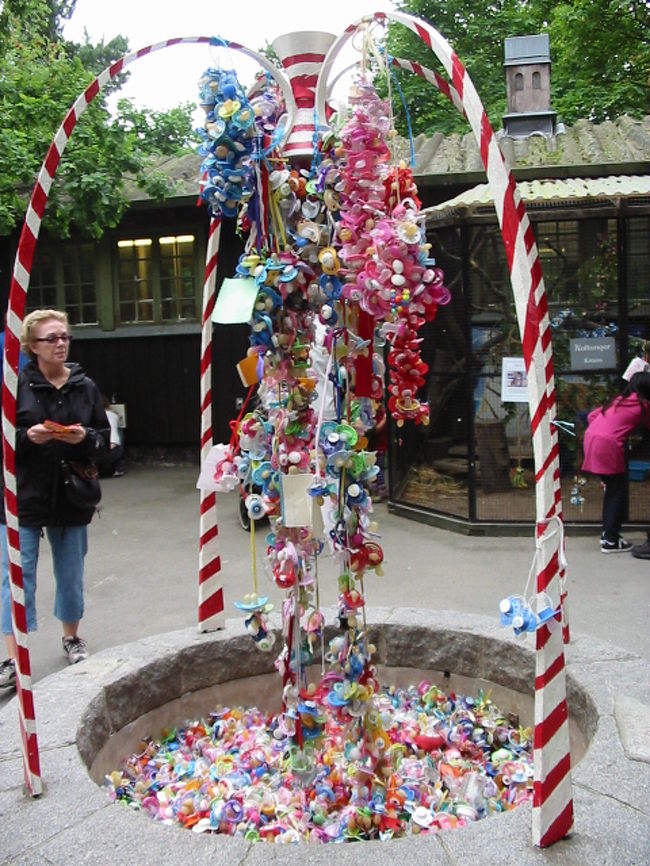 なぜかおしゃぶりタワーがありました。カラフルですよね！