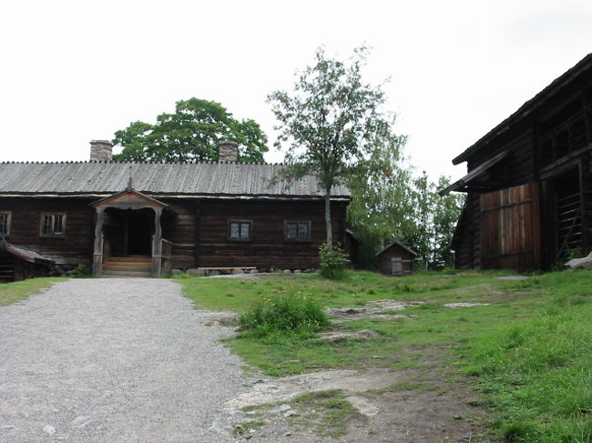 スカンセンにはスウェーデンの古い農家の建物がたくさんありました。100年程前には、こんな素朴な暮らしがあったんだな、と感慨深く見ました。木でできた建物が多かったからか、日本の田舎に来たようなそんな気がしました。<br /><br />それにしても、広くてとても全部見られませんでした。<br />ラップランド地方の展示やトナカイも見たかったのですが、その前にギブアップ。<br /><br />そうそう、子どものときの絵本に出てきた「ムース」という動物もここにいるようですが、そこにもたどり着けませんでした。