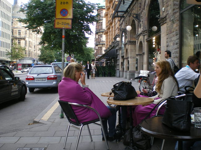船でまたホテルのある島へ戻りました。カフェで休憩。みんな外の席で毛布に包まってコーヒーを飲んでいます。<br /><br />今、8月だというのに、さすがストックホルムです。<br />そして毛布に包まってまで外でお茶をのむとは、さすがストックホルム人・・・といいながらも私たちも外でお茶。