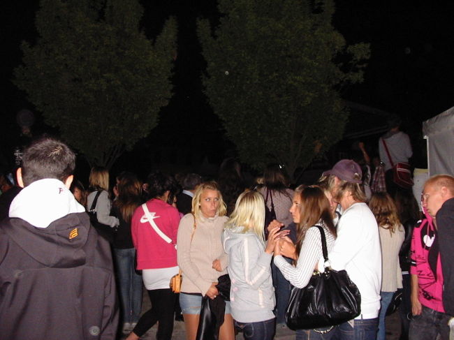 レストランを出たのは10時前でした。外にはまだまだ人がいっぱい。こんな感じです。屋外コンサートも行われていました。