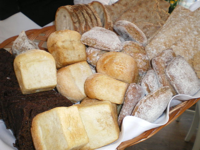 さて、晩御飯です！！！<br /><br />本場バイキング料理（？？）、スモーガスボードに挑戦です。Grand Hotelのスモーガスボードです。<br /><br />ウエイトレスさんに寄ると、まずはニシン料理でスタート、ニシンはポテトと一緒に食べるのだそう。で、その後サーモン、ハムなどの料理、温かい料理、そしてデザートと続く、7-8コース料理と考えてくださいといわれました。<br /><br />まずはパンを選択。黒いパンと、サワーブレッドを取りました。黒いパンは、黒砂糖のような味がして、ほんのり甘くておいしかったです。<br />