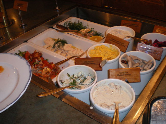 ニシン料理の登場です。酢漬けなんですが、ビート味、キャビア（＝魚の卵の意味みたい）味、マヨネーズ味などなど、写真のほかにもいろいろな味がありました。<br />