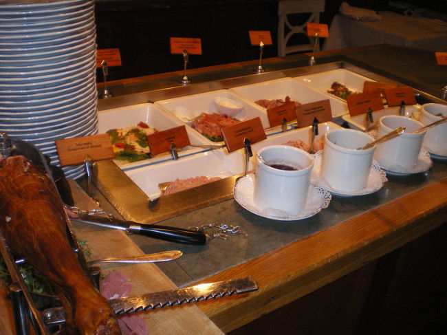 サーモン料理の後はハム。<br />左端はトナカイハムです。