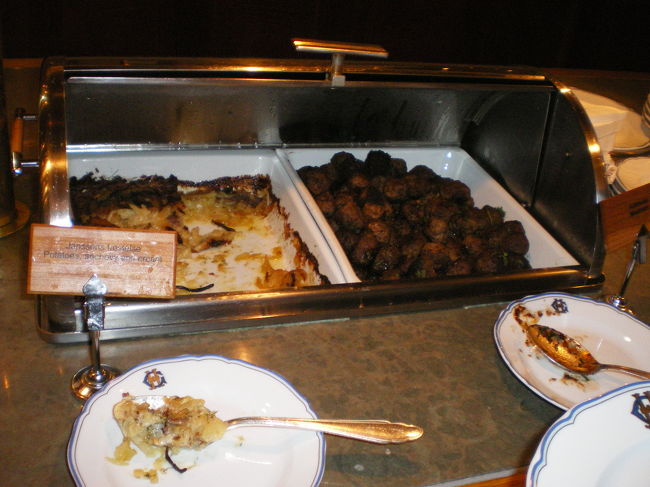 温かい料理には、スウェーデンの伝統的な料理がありました。右はミートボール、左はヤンソン氏の誘惑という不思議な名前のジャガイモとアンチョビの料理でした。