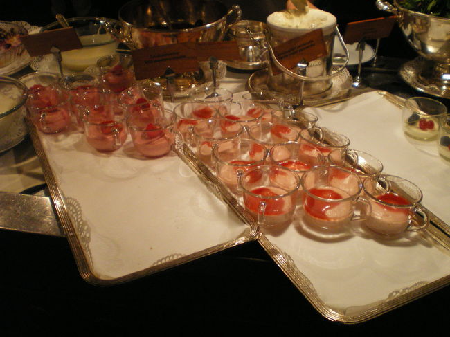 デザートの数々。これはとっても濃厚なヨーグルトでした。すごくおいしいです。隣のテーブルの人は、1人で5皿くらいヨーグルトを取っていました。<br /><br />おいしいけど、ふとりそう〜！