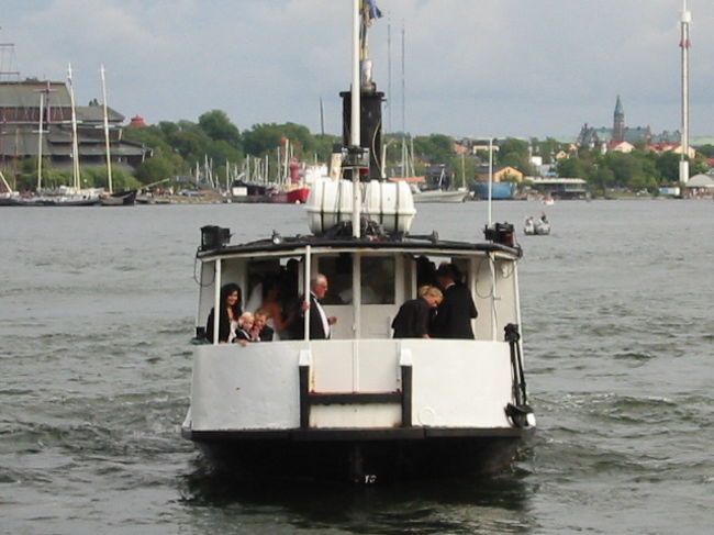 見えるかな？　ホテル外の港が騒がしいと思ったら、結婚式でした。旅行の旅に結婚式に出会う私たち、今回も出会いました。<br /><br />新郎新婦とゲストのみんなが船に乗って出発・・・。<br />ストックホルムらしくていいなって思いました。<br /><br /><br />お幸せに！！