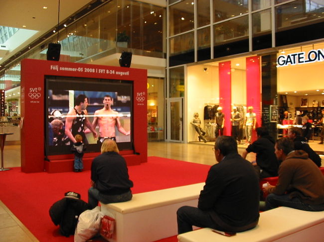 デパートではオリンピック観戦をする男性たちもたくさん。