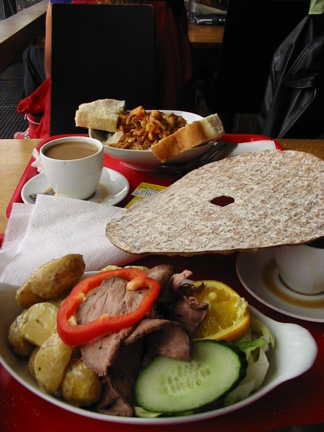 昼食です。<br />セルゲル広場を見下ろせるビルの上にある食堂で。<br />まん中に見える円盤状のものは、スウェーデンのパンです。イギリスのあるライ麦ビスケットみたいな感じです。<br /><br />手前はローストビーフ、奥は魚の煮物のようなもの？　<br />それにしても、ポテトの量が半端じゃないです。<br />いもぶとりしそう。