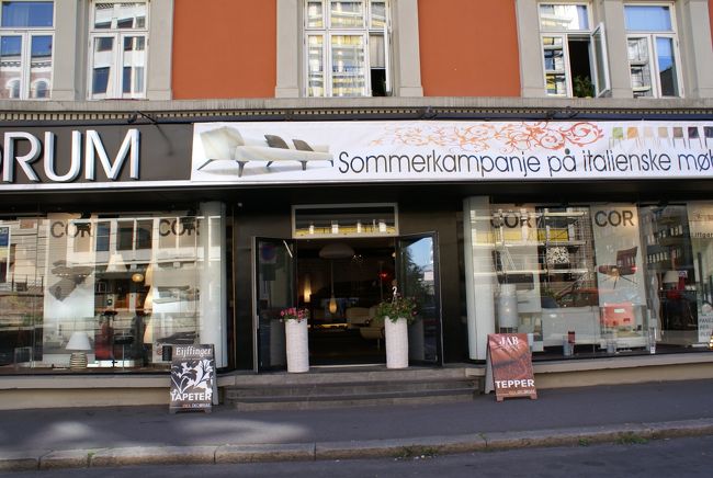 17：30<br />夕食は7時なのでまだ時間がある。お部屋にいても暑いので、ホテルから近いという王宮と市庁舎へ行ってみることにした。<br /><br />写真は通りにあったインテリアショップ。