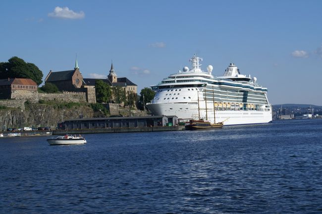 しばらく歩くと海に出た。<br />大型クルーズ船が停泊していた。<br />その隣に中世の城塞アーケシュフース城が見える。