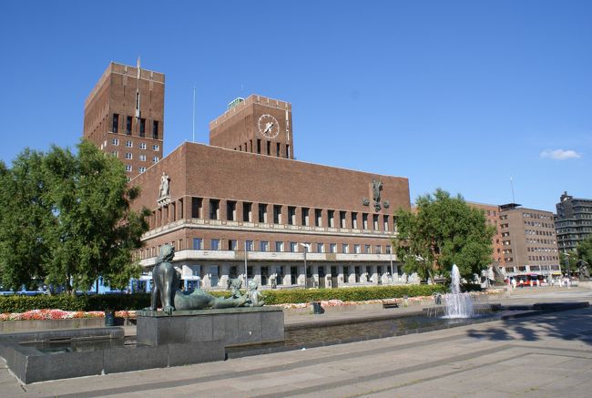 オスロ市庁舎<br />5時を過ぎているので、中には入れません。<br />建物だけ写して王宮へ向かう。