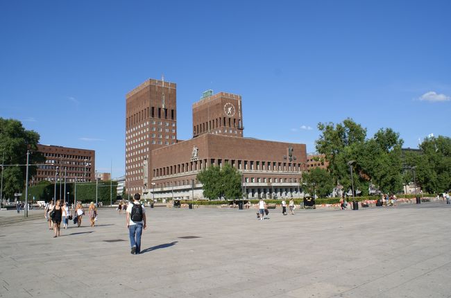 左側には市庁舎が見える。<br />日向を歩くのは嫌だなぁ〜と思いながら歩く。